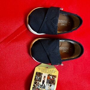 NWT Tom’s Tiny navy classic canvas shoes size 4 Tiny , baby/toddler